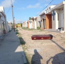  Albañil encontró tirado en una calle del cementerio el féretro de su hijo muerto
