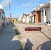 Albañil encontró tirado en una calle del cementerio el féretro de su hijo muerto