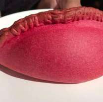 Polémica mundial: la empanada que es roja y cuesta casi 200 pesos