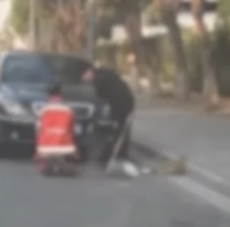 Un anciano barrendero fue obligado a arrodillarse por ensuciar un coche
