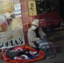 La desgarradora historia de la abuelita jujeña que vende medias en el centro