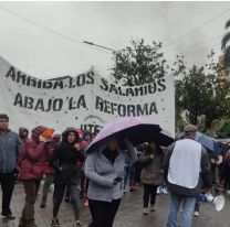 Miles de jujeños marcharon en contra de la reforma a pesar de la lluvia