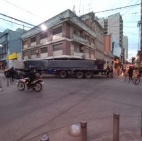 Camion atrapado en el centro de Jujuy: Circular con precaución