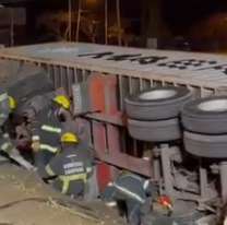 Un camión volcó y con el acoplado aplastó el auto de al lado: Iba una familia
