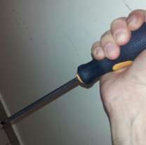 Con un destornillador, abuelo se sacó de quicio y el nieto terminó en el hospital