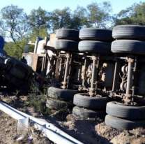 Volcó un enorme camión en plena ruta de Jujuy: "Un milagro"
