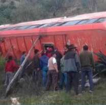 Iban de viaje de egresados, el micro perdió el control y volcó: 11 fallecidos