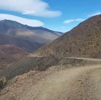Tragedia en la cornisa: cayó una piedra sobre una camioneta y hay tres muertos