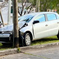 Norteño perdió el control del auto y dio con todo contra un poste