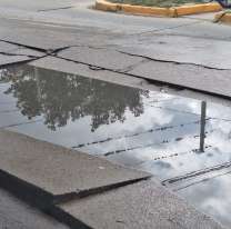 Vecinos de Palpalá exigen respuestas por una calle hundida y con pérdida de agua