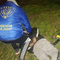 En plena madrugada la policía de Jujuy atrapó a un delincuente mientras robaba un auto