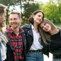 "Amigos flotantes": el fenómeno de quienes no pertenecen a un solo grupo y cómo afecta a las personas