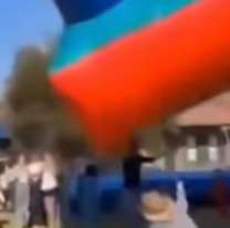 Armaron un pelotero y el viento era tan fuerte que lo sacó volando: había nenes adentro