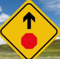 Qué significa la señal de tránsito amarilla con un octógono rojo en el medio y una flecha arriba