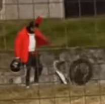 No le arrancaba la moto, se enojó y la tiró dentro de un canal: Día de furia