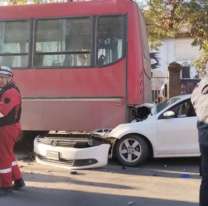 Brutal choque en calle Urquiza: Un auto se incrustó en un colectivo