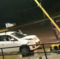 Jujeño chocó estructura de alumbrado y un semáforo