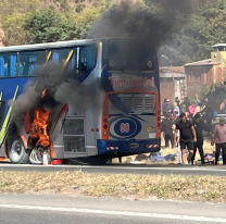 Caos cerca de la terminal de Jujuy: un colectivo se incendió en plena Ruta 66