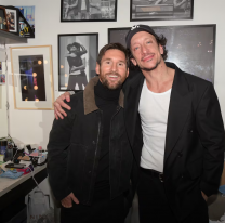 Messi fue a ver a Nico Vázquez al teatro y se dieron un sentido abrazo post divorcio