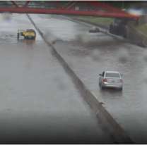 Un taxista se descompensó y murió en medio de las inundaciones