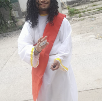 A favor y en contra: jujeño se presentó vestido de Jesucristo y así votó