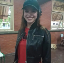 Emilia Mernes volvió a su pueblo y causó gran revuelo al asistir a la escuela a votar