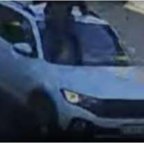 Locura al volante: se lo llevó encima del capot varias cuadras tras un choque