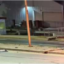 Chocó contra una columna, su auto se incendió, quedó atrapado y murió calcinado