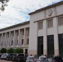 Lo echó por pedir que lo blanqueen y la Justicia lo hizo pagar caro