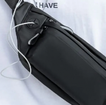 Adiós a la riñonera: el clásico que vuelve con fuerza y se convierte en el accesorio del verano