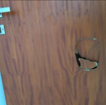 Jujeño machado fue a patearle la puerta a su ex y todo terminó mal