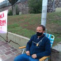 Diputado se encadenó y exige al oficialismo que "devuelva la banca"