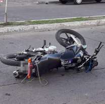 Grave accidente por Puente Arias: derrapó con la moto y pelea por su vida